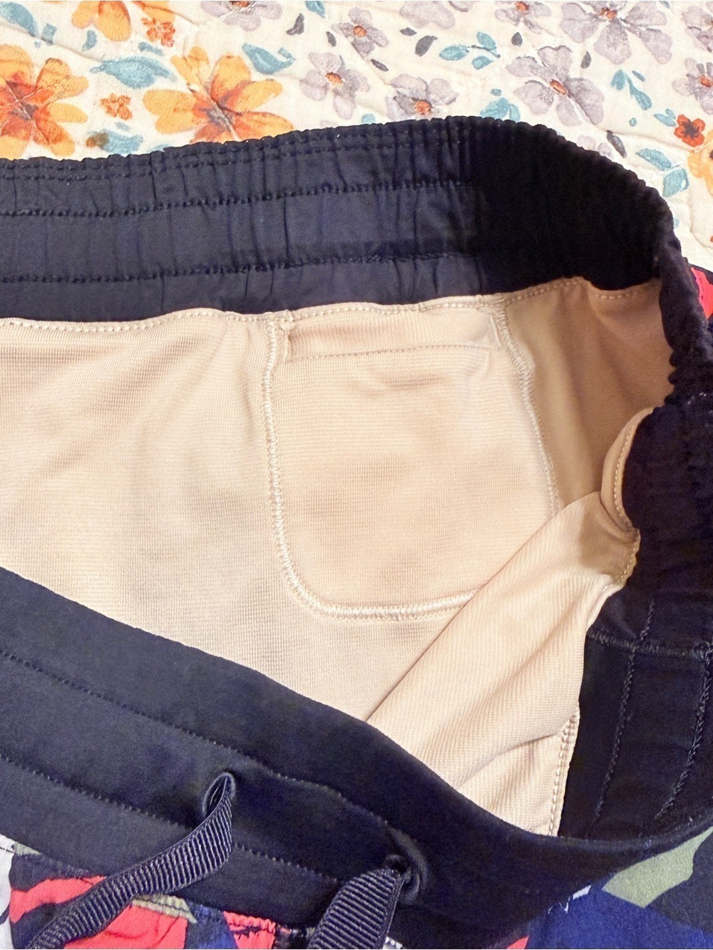 Lululemon 2016 Hotty Hot Short 2.5" Sz8 EUC - Picture 8 of 9